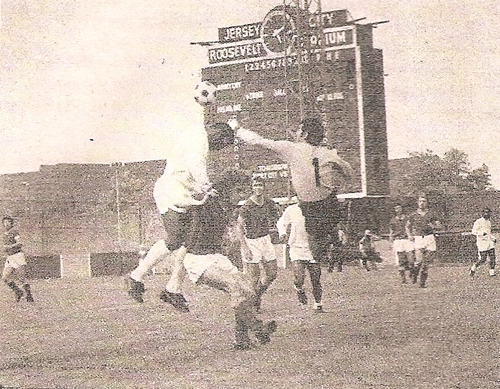 Pelé (em primeiro plano) e Edú (no canto direito da foto) em ação com a camisa do Santos em jogo realizado no início da década de 1970 no Roosevelt Stadium, nos Estados Unidos.

