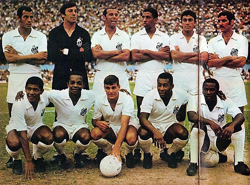 Esse time enfrentou o Vasco da Gama no Maracanã, num sábado à tarde, e foi goleado por 5 a 1. Em pé, da esquerda para a direita, vemos: Carlos Alberto, Cejas, Ramos Delgado, Djalma Dias, Clodoaldo e Rildo. Agachados: Davi, Lima, Nenê Belarmino, Pelé e Edu. A foto foi enviada pelo querido Walter Roberto Peres.