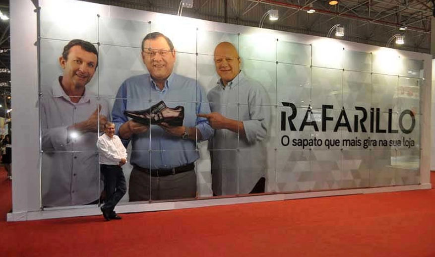 Milton Neves em 16 de julho de 2014 durante a 46ª Francal, no Anhembi. Ele posou diante do enorme painel no estande da Rafarillo, em que ele aparece com Neto e Ronaldo Giovanelli. Foto: Marcos Júnior Micheletti/Portal TT