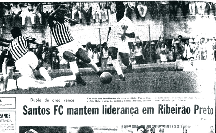 A foto não está nítida, mas é Pelé, de camisa branca, quem conduz a bola. Foto: Reprodução