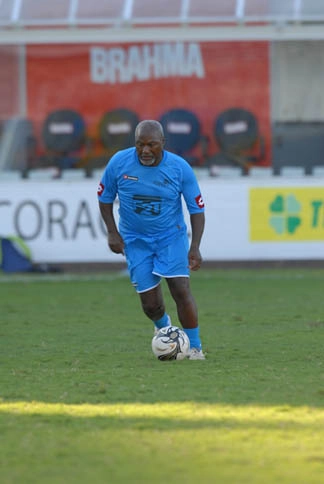 Edu não dispensa uma partida de futebol. Aqui em mais um jogo de veteranos. Crédito da foto: Teófilo Pereira