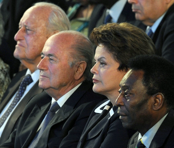 Veja só quantas importantes personalidade o fotógrafo conseguiu reunir em apenas uma imagem. Da esquerda para a direita: João Havelange (ex-presidente da FIFA), Joseph Blatter (então presidente da FIFA), Dilma Rousseff e Pelé. Foto: iG/AFP