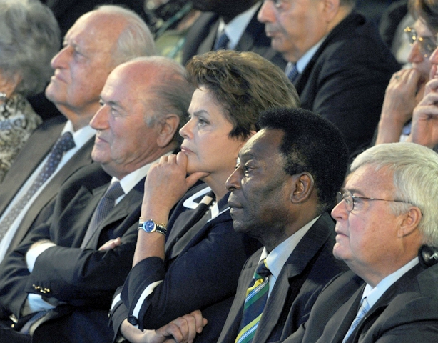 Da esquerda para a direita: João Havelange (ex-presidente da FIFA), Joseph Blatter (então presidente da FIFA), Dilma Rousseff, Pelé e Ricardo Teixeira (então presidente da CBF). Foto: iG/AFP 