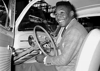 Sorridente, a bordo de um Fusca. Foto: Divulga&ccedil;&atilde;o