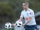 Seleção corre risco de perder Sylvinho para clube em busca de técnico