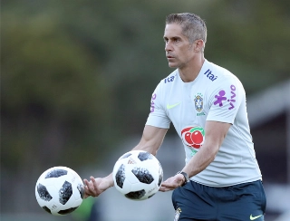 Seleção corre risco de perder Sylvinho para clube em busca de técnico