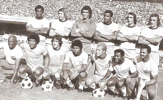 A Seleção Brasileira disputou um amistoso contra a Tchecoslováquia, em 7 de abril de 1974. O time se preparava para a Copa da Alemanha. O resultado foi 1 a 0 para o Brasil, gol de Marinho Chagas. Em pé: Zé Maria, Marinho Chagas, Wendell, Luís Pereira, Piazza e Carbone. Agachados: Mário Américo, Jairzinho, Paulo César Carpegiani, Mirandinha Ademir da Guia, Edú e Nocaute Jack. Foto enviada por Walter Roberto Peres e publicada na Revista Placar