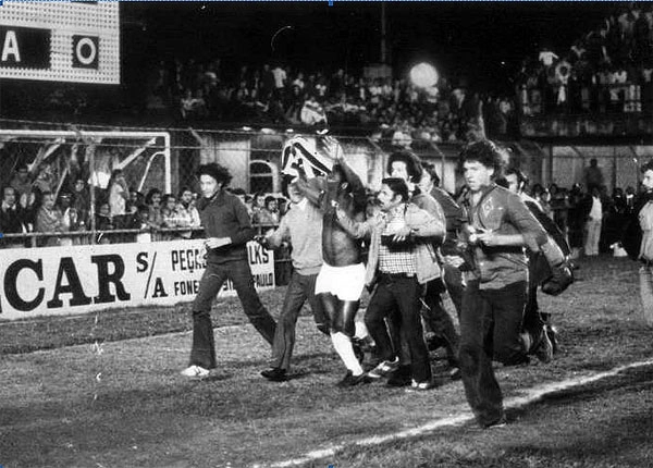 Foto da despedida de Pelé, no dia 02 de outubro de 1974, na Vila Belmiro, na vitória do Santos por 2 a 0 sobre a Ponte Preta