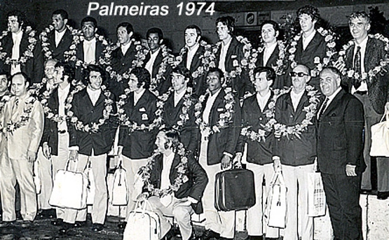 Acima, o Palmeiras campeão do Ramón de Carranza, na Espanha, em 1974. Na primeira fila, da esquerda para a direita: o goleiro Raul Marcel, Luis Pereira, Tonho, Zeca, Nei, Madurga, Zé Carlos, Édson, Beliato e um diretor alviverde. Na segunda fila: dois dirigentes palmeirenses, Ademir da Guia, Alfredo Mostarda, Eurico, João Carlos, Ronaldo, Edu Bala, Dudu, o roupeiro e mais um dirigente. E agachado, à frente, o sorridente e saudoso Fedato