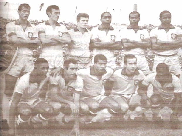 A Seleção Brasileira fez um amistoso em Lima. Em pé: Carlos Alberto Torres, Sadi, Cláudio (goleiro), Joel Camargo, Denilson e Jurandir. Agachados: Paulo Borges, Gérson, Jairzinho, Tostão e Edu. Foto enviada por Walter Roberto Peres e publicada na Revista Placar