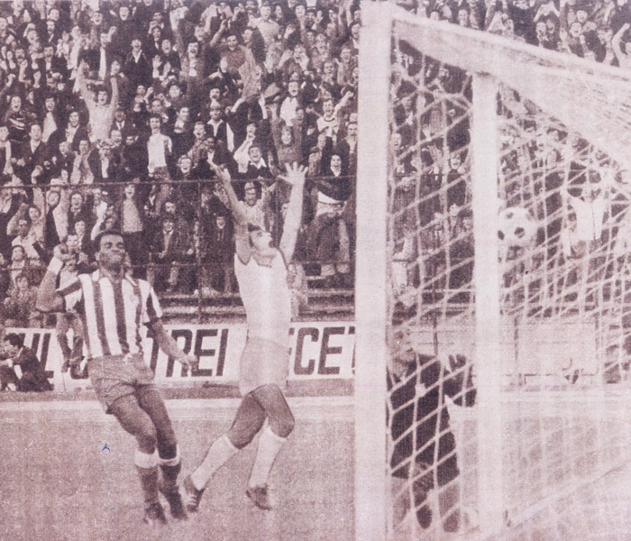 O jogo era válido pela Liga dos Campeões de 1977. Reparem que o zagueiro que estava marcando Chris era Luís Pereira, ex-jogador do Palmeiras