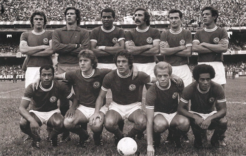 A torcida do Palmeiras jamais esquecerá este time. No dia 22 de dezembro de 1974, calou a multidão corintiana no Morumbi de mais de 100 mil pessoas ao vencer a decisão do Campeonato Paulista por 1 a 0, gol de Ronaldo. A foto mostra em pé Jair Gonçalves, Leão, Luís Pereira, Alfredo, Dudu e Zeca; agachados estão Edu, Leivinha, Ronaldo, Ademir da Guia e Nei

