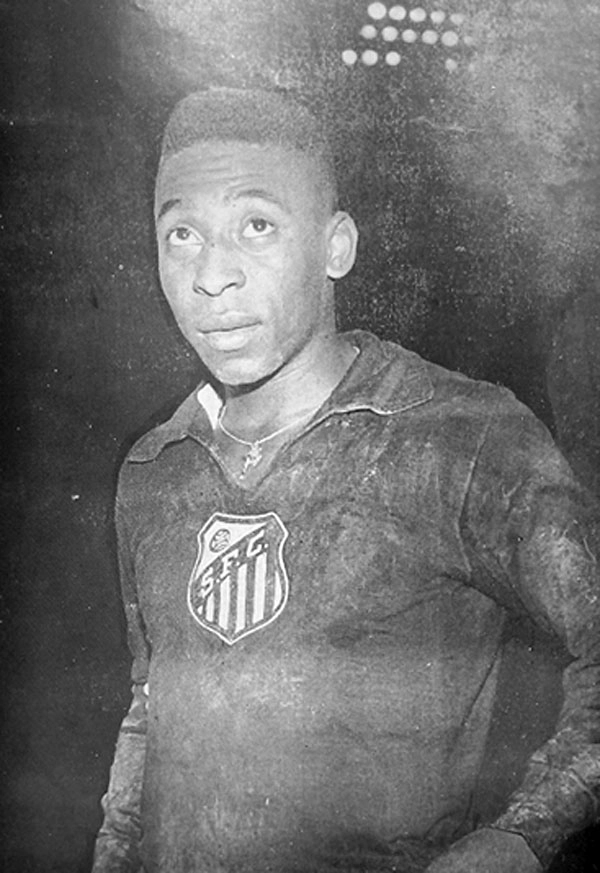 Uma das raras vezes que Pelé foi visto com a camisa de goleiro do Santos, uma relíquia. Foto enviada por Walter Roberto Peres