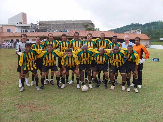 Jogo beneficente entre o Esporte Clube Mairiporã e a Seleção Paulista de Master, em 08 de novembro de 2009. Em pé, da esquerda para a direita: Gilmar, Cunhado, Evair, Flavinho, Claudecir, Alexandre Rosa, Sílvio, Capitão, Chiquinho Tasso (presidente do Esporte Clube Mairiporã) e Betinho. Agachados: Índio, Gallo, Dr. André, Edu, Edu Bala, Gérson Caçapa e Axel. Foto enviada por Boanerges Vander Mauruto