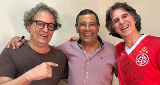 O ex-ponta, no centro da foto, foi ao camarim da dupla em Criciúma