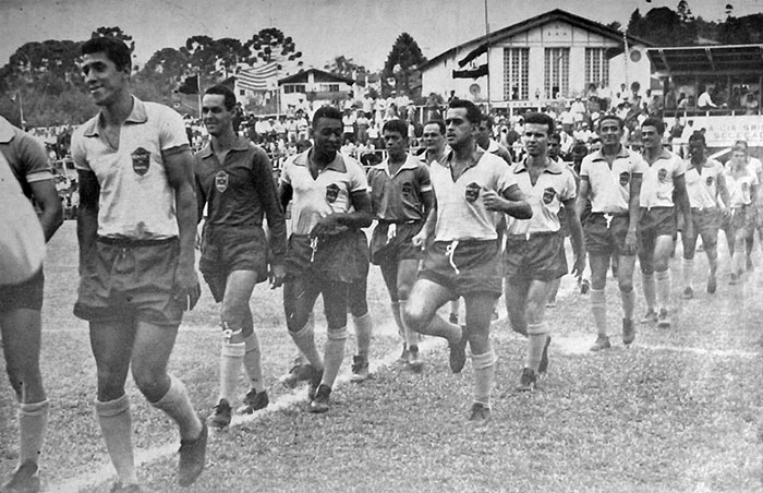 Da esquerda para a direita, na fila do fundo: Airton Pavilhão, Gylmar, Pelé, Amarildo, Laércio, Quarentinha e Rildo (aparece encoberto atrás de Zagallo). Na fila da frente, Zito (ao lado de Pelé), Zagallo, Altair, Calvet e Didi. Foto enviada por Walter Roberto Peres