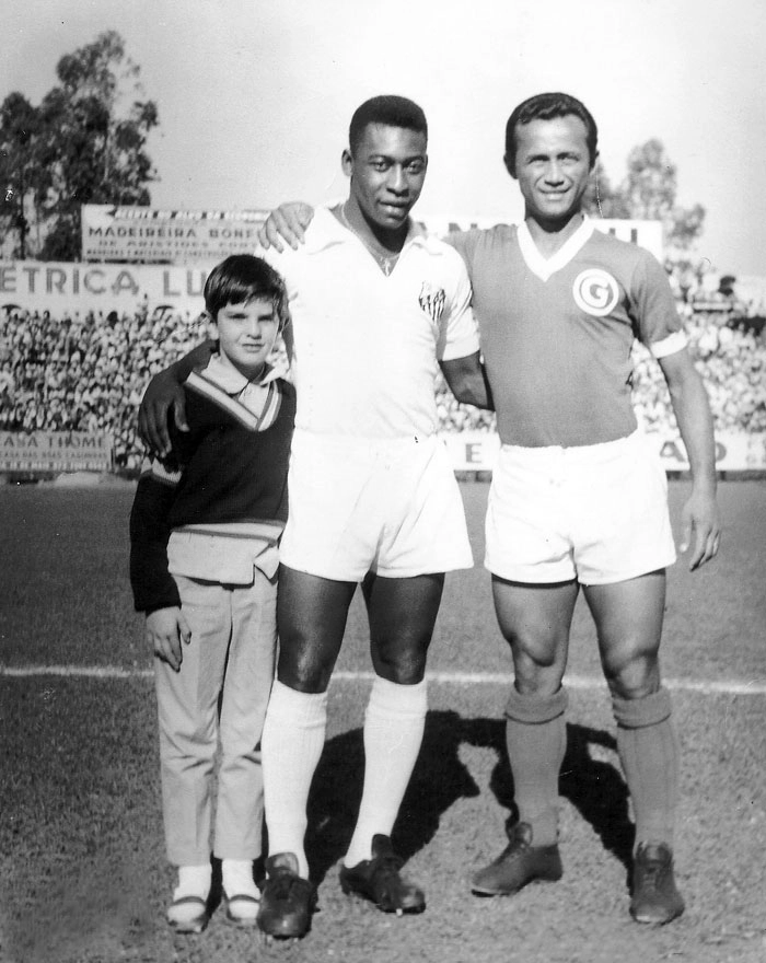 Pelé (centro da foto) abraça garoto e o amigo bugrino Eraldo. Foto enviada por Norimiti Higa