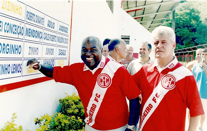 Ao lado de Jairo Barbosa do Amaral, deixando seu autógrafo no Muro da Fama, construído no Estádio José Jorge (que pertence ao Cordeiro Futebol Clube-RJ). Atrás, está Reinaldo, eterno ídolo do Galo.Foto enviada por Jairo Barbosa do Amaral