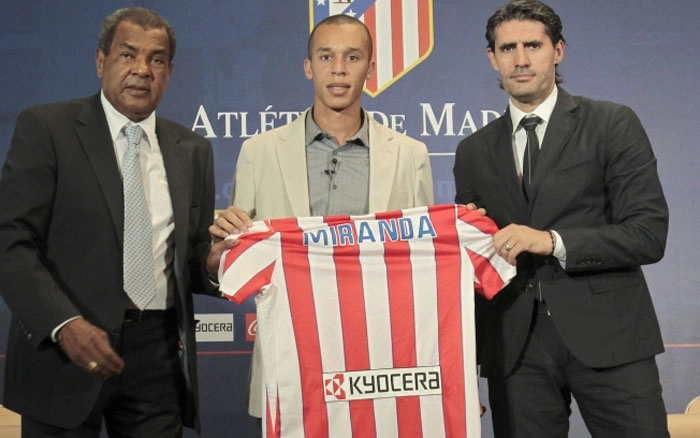 Luís Pereira, Miranda e José Luis Pérez Caminero (diretor desportivo). Foto: Site oficial do Atlético de Madrid