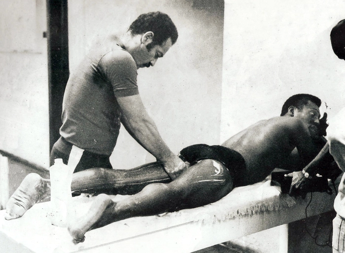 O massagista Beraldo Linhares aparece nesta foto tratando as pernas mais famosas da história do futebol. Foto: Arquivo Pessoal de Beraldo Linhares