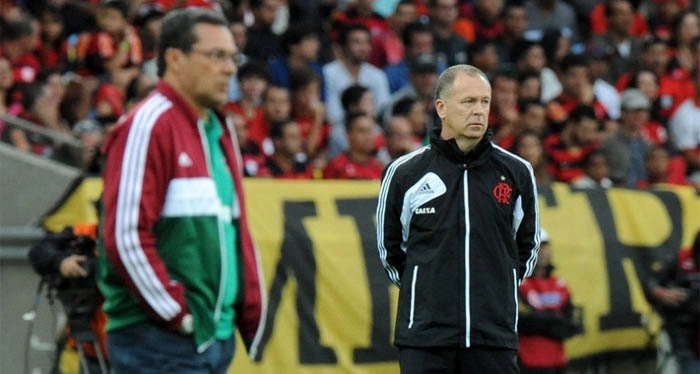 Luxemburgo, técnico do Fluminense, e Mano Menezes, comandante do Flamengo, orientam suas equipes no clássico em agosto de 2013. Foto: Alexandre Vidal/Fla Imagem
