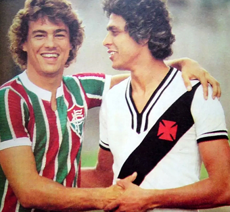 Confronto dos bons entre Flu e Vasco na década de 70. Edinho e Roberto Dinamite se cumprimentam antes do clássico no Maracanã. Foto: Revista Placar