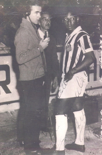 Como repórter da Rádio Auriverde de Bauru-SP, entrevistando Pelé na Vila Belmiro em partida válida pelo Campeonato Paulista de 1962. Entre os dois está Raul Ferreira, técnico de som. Eles olhavam para o meio de campo, pois o árbitro estava prestes para apitar o início da partida. Vitória do Santos por 3 a 2, com um pênalti duvidoso marcado a favor do Santos aos 43 minutos da segunda etapa pelo árbitro João Etzel. O Noroeste tinha um time muito forte, com Julião, Pedro e Tomazzi. Diógenes, Gaspar e Pierre, Batista, Toninho Guerreiro, Zé Carlos, Maneca e Gelson. Segundo Fernando Marchione Machado, nesta partida aconteceu um fato lamentável: o centroavante santista Del Vechio atingiu maldosamente o zagueiro Tomazzi, que sofreu fratura na perna e nunca mais jogou futebol. Foto: arquivo pessoal de Fernando Marchione Machado