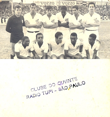 Antes de mais uma partida na Rua Javari. Em pé, da esquerda para a direita: Cláudio, Carlos Alberto Torres, Clodoaldo, Joel Camargo, Rildo e Orlando Peçanha. Agachados: Edu, Lima, Toninho Guerreiro, Pelé e Abel. A foto é do Clube do Ouvinte da Rádio Tupi-SP, e foi enviada ao jornalista Milton Neves por Marco Antonio, ex-repórter da saudosa Rádio Tupi, que você confere na seção 