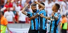 Grêmio usa arma do Inter, vence clássico e põe pressão no Palmeiras