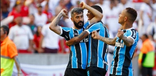 Grêmio usa arma do Inter, vence clássico e põe pressão no Palmeiras