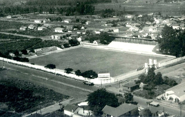 Esta fotografia aérea focaliza o Estádio Antônio Garcia, do Bauru Atlético Clube, no início da década de 50, totalmente remodelado. Na época, a área em volta possuia poucas casas e vários terrenos sem qualquer construção. Foto enviada por Pedro Carvalho, de Bauru-SP