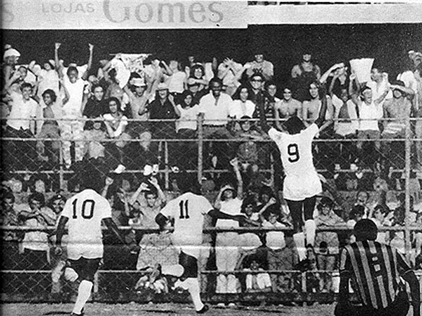 Final do primeiro turno de 1973, na Vila Belmiro, com vitória do Santos por 5 a 1 contra Ponte Preta. Três gols de Carlos Eusébio e dois de Pelé.  Nesta imagem, o rei do futebol, a esquerda, aparece ao lado de Edu, no centro, e Eusébio