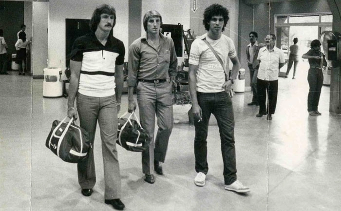 Jogadores do Corinthians em aeroporto, em 1981. Da esquerda para a direita, Rafael, Mário e Casagrande. Foto: UOL