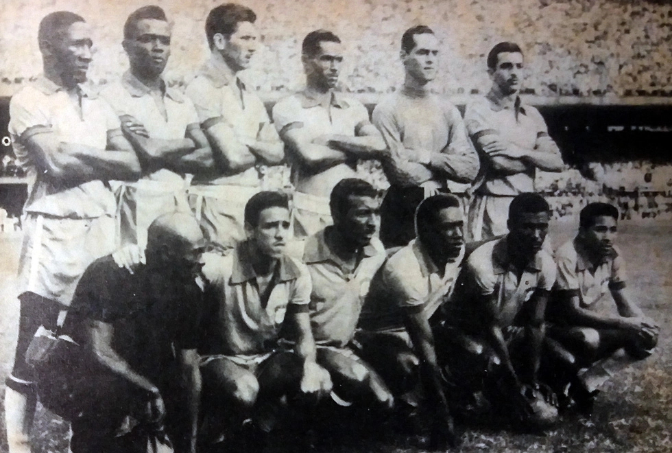 Seleção que venceu a Itália por 2 a 0, no Maracanã, no dia 01 de julho de 1956. Em pé: Djalma Santos, Zózimo, Nilton Santos, Edson, Gylmar e Formiga. Agachados: Mário Américo, Canário, Zizinho, Leonidas da Selva, Didi e Ferreira. A foto é da Revista Esporte Ilustrado, 953