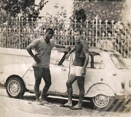 Em 1966 - Seleção de Novos na Jamaica, em 1966. Edu e Mendes ao lado de um simpático Fiat 600. Foto enviada por Waldevir Bernardo
