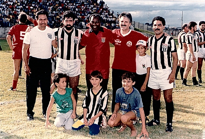 Sempre sorridente, o ex-ponta Edu é o terceiro, da esquerda para direita, usando uma camisa vermelha da Federação Paulista de Futebol