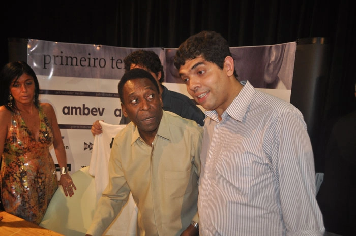 Depois de horas trabalhando na coletiva de imprensa e esperar na fila de autógrafos, Pelé autografou os dois livros do jornalista Chico Santo. Foto: Túlio Nassif/Portal TT