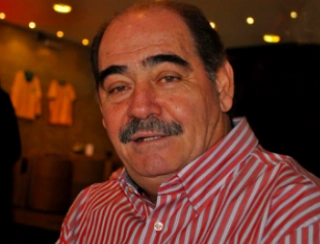 REIZINHO DO PARQUE - Rivellino, &iacute;dolo do Tim&atilde;o, Flu e futebol &aacute;rabe, completa 80 anos