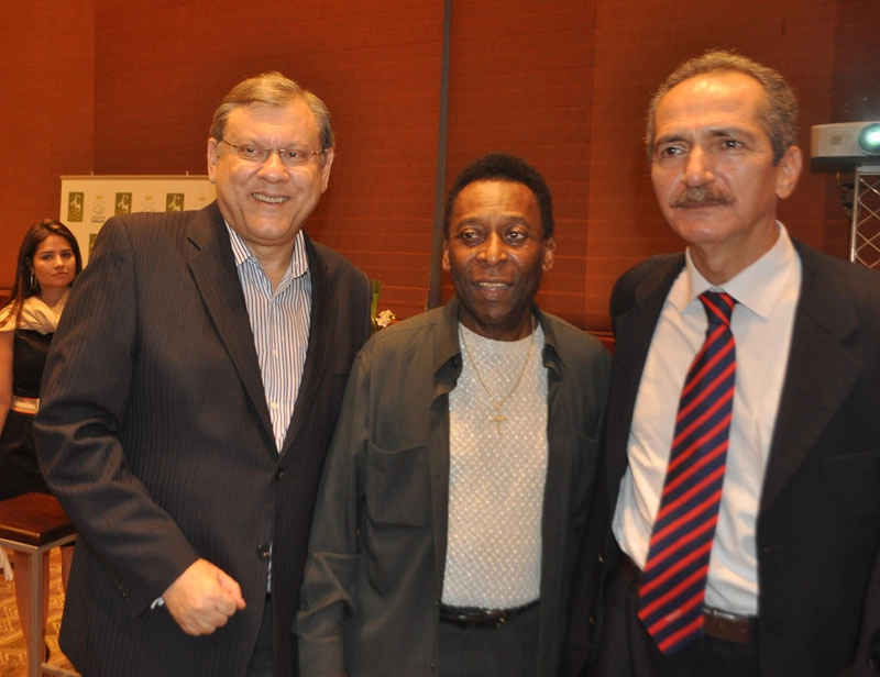 Milton Neves, Pelé e Aldo Rebello em evento comemorativo pelos 5 anos do Instituto de Pesquisa Pelé Pequeno Príncipe, no Hotel Grand Hyatt, zona sul de São Paulo, em 10 de novembro de 2011. Foto: Marcos Júnior/Portal TT