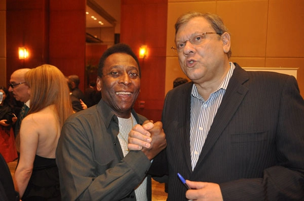 O carinho recíproco entre Pelé e Milton, em 10 de novembro de 2011, data que marcou o quinto aniversário do Instituto de Pesquisa Pelé Pequeno Príncipe. Foto: Marcos Júnior/Portal TT