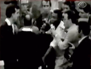 Achados & Perdidos: Pel&eacute;, furioso, chamando um &aacute;rbitro de ladr&atilde;o ap&oacute;s jogo contra o Corinthians