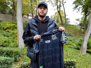 Presenteado com a nova camisa do Santos, Neymar se disse honrado (Foto: Reprodução)