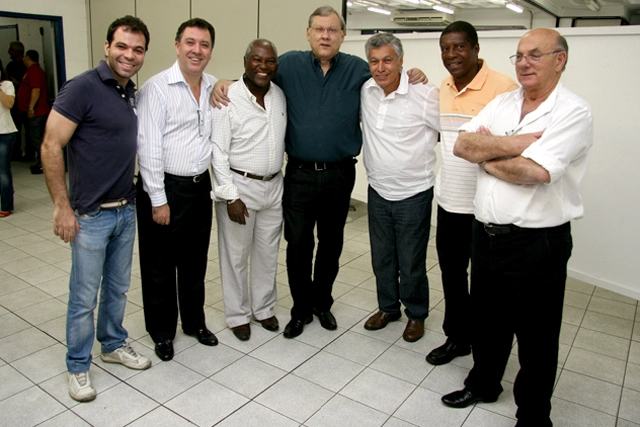 Da esquerda para a direita, aparecem o irmão mais novo de Marcelo Teixeira, Marcelo Teixeira, Edu, Milton Neves, Clodoaldo, Everaldo e Dino Sani
