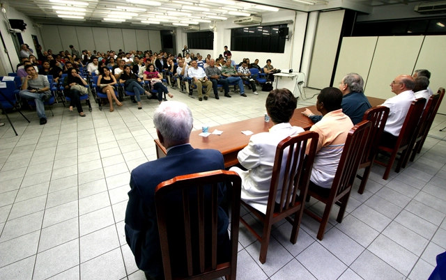 Na imagem, aparecem de costas, da esquerda para a direita, Norberto, Ernesto Vieira, Everaldo, Milton Neves, Dino Sani, Edu e Clodoaldo
