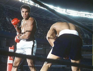 O olhar de Ali sobre seu oponente Sonny Liston, nocauteado. Foto: Reprodu&ccedil;&atilde;o