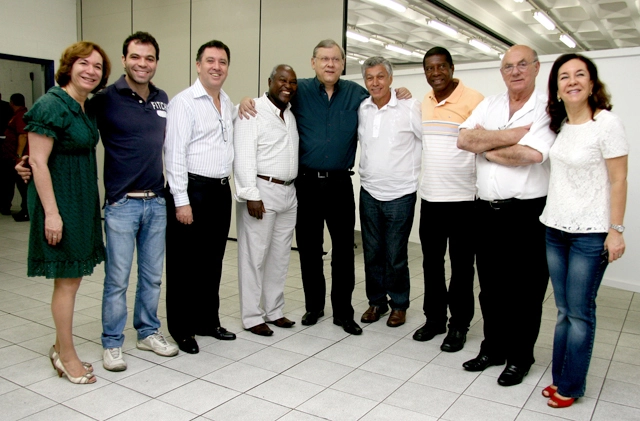 Da esquerda para a direita, aparecem dois irmãos de Marcelo Teixeira, Marcelo Teixeira, Edu, Milton Neves, Clodoaldo, Everaldo e Dino Sani e outra irmã de Marcelo Teixeira
