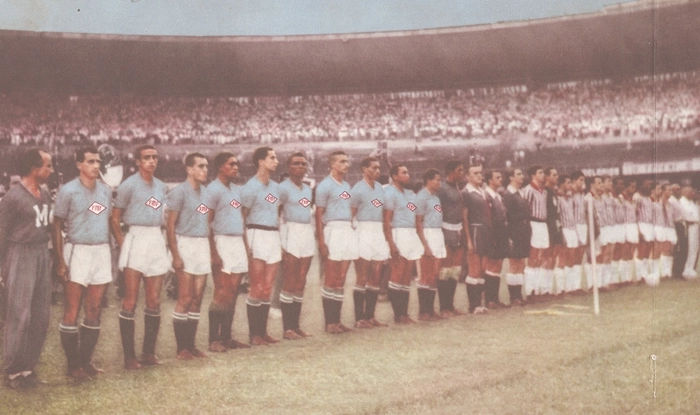 As duas seleções, alinhadas no gramado do Maracanã, lotado, por sinal. Entre os cariocas, o primeiro de camisa azul é Pinga, Altair, Joel, Valdo, Paulinho de Almeida, Zózimo, Benedito, Édson, Índio, Dequinha e o último da Seleção do Rio de Janeiro é o goleiro Pompéia. Após o trio de árbitros, o primeiro da seleção paulista é Mauro, seguido por Gylmar, o quinto é Pepe, o sétimo é Pelé e o massagista Mário Américo é o penúltimo