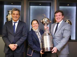 Presidente da ANFP (à esquerda) garante que final da Libertadores será em Santiago (Foto: Divulgação)