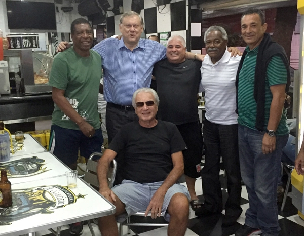 Na Padaria do Carlinhos, em Santos, no dia 21 de agosto de 2015. Em pé, da esquerda para a direita, o primeiro é Everaldo, seguido por Milton Neves, Coutinho é o quarto e Joãozinho aparece em quinto. Maneco aparece sentado
