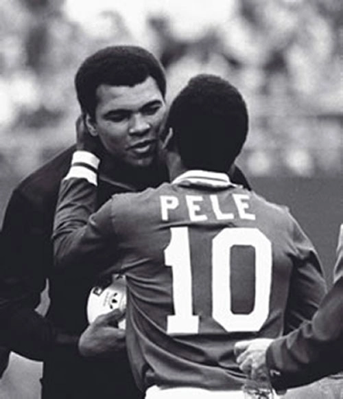 Pelé beija Ali antes de uma partida. Foto: Reprodução Google